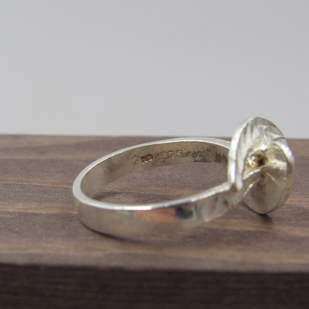 Size 8 Sterling Silver Unique Design Band Ring - Picture 4 of 7